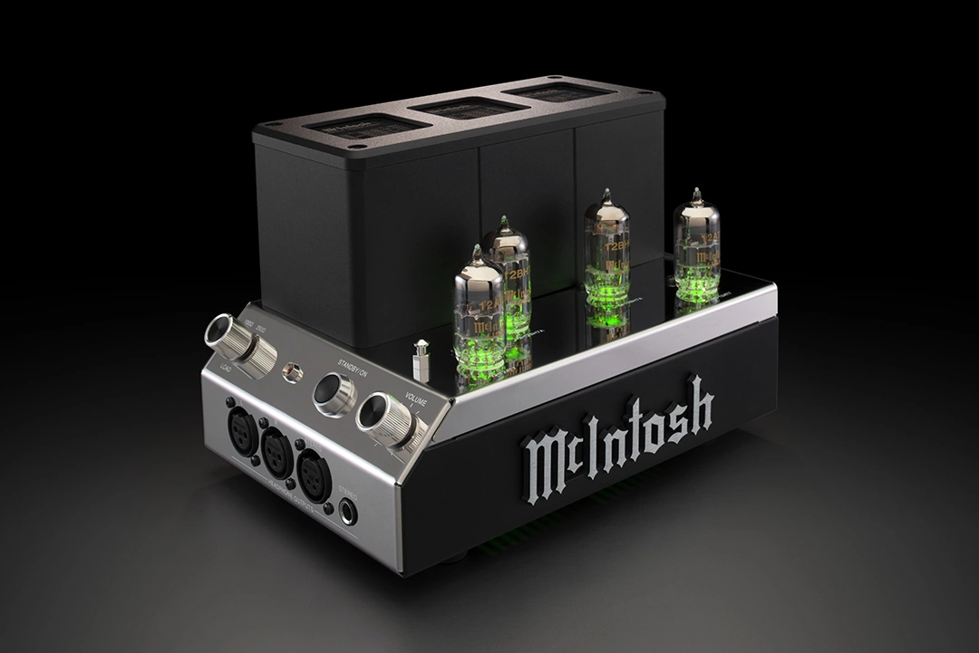 McIntosh MHA200 putkikäyttöinen kuulokevahvistin tummalla taustalla ilman putkien suojakehikkoa