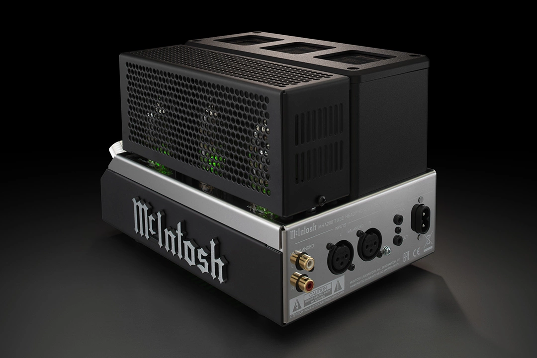 McIntosh MHA200 putkikäyttöinen kuulokevahvistin tummalla taustalla putkien suojakehikko asennettuna