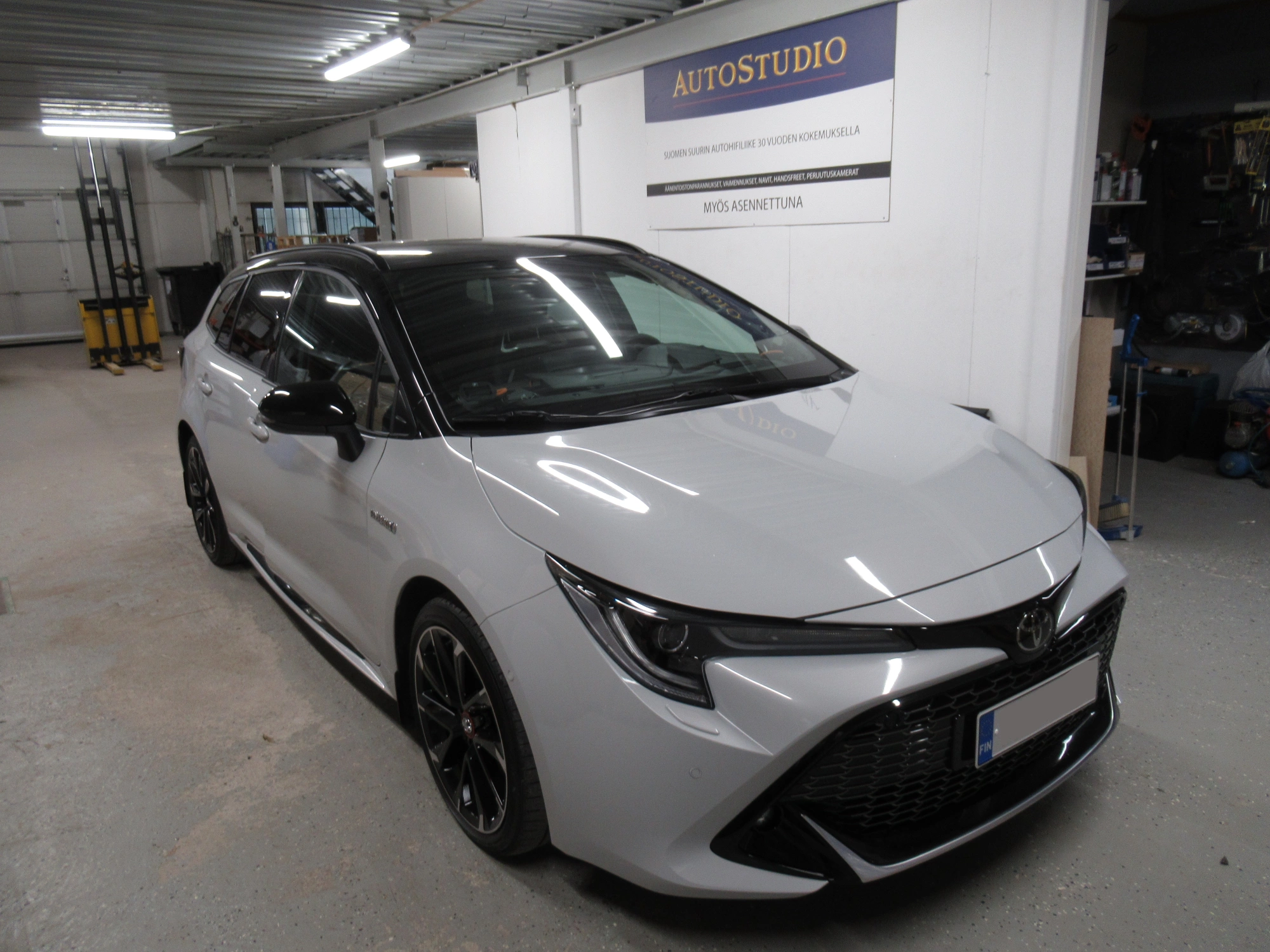 Toyota Corolla hybrid 2020 kaiuttimien asennus ja ovien vaimennus