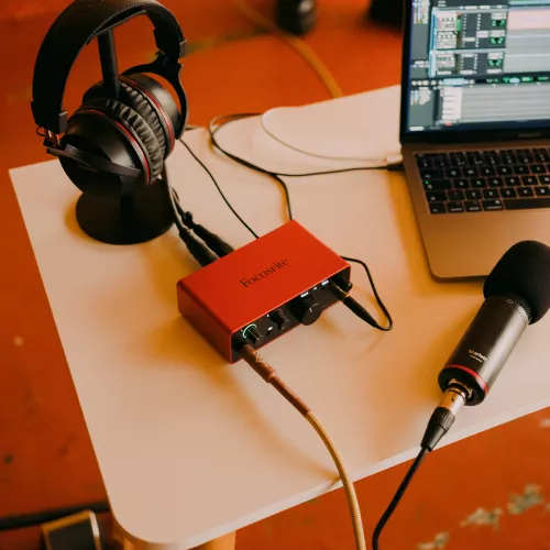 focusrite-scarlett-solo-4th-gen-usb-aanikortti-06a3cfff184137.png