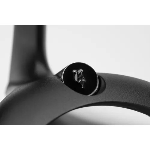 meze-audio-manta-headphone-stand-066c39904ca167.jpg