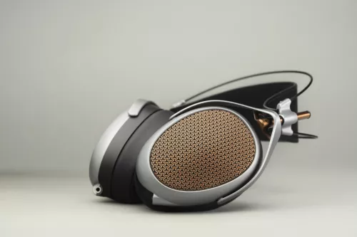 meze-audio-liric-2nd-generation-closed-back-headphones-blackebony-067b5c919d1860.jpg