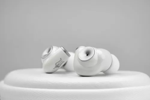 meze-audio-alba-in-ear-headphones-with-usb-c-adaptor-06abb5e4be2a4f.jpg